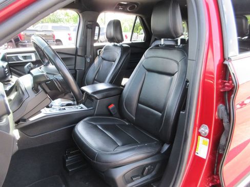 Used 2020 Ford Explorer XLT w/ Equipment Group 202A AWD/4WD image 17