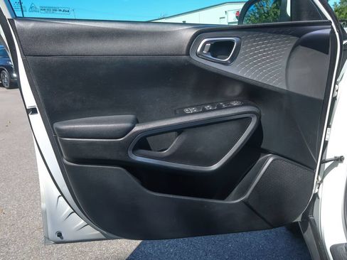 Used 2023 Kia Soul LX w/ LX Technology Package FWD image 20