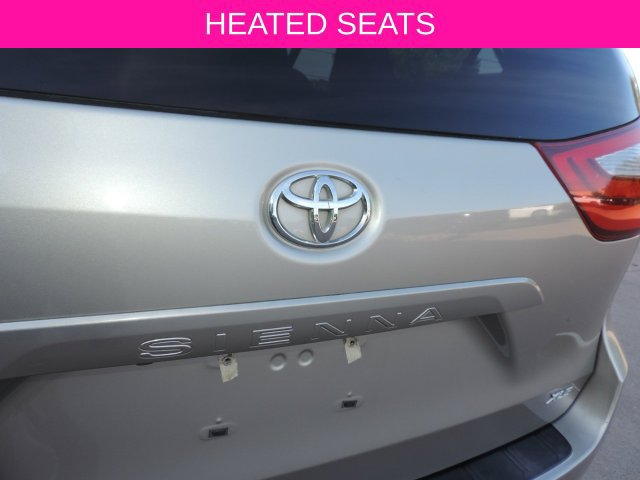 Used 2016 Toyota Sienna XLE w/ XLE Navigation Package FWD image 11