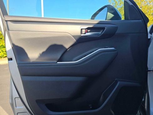 Certified 2025 Toyota Highlander XLE image 21