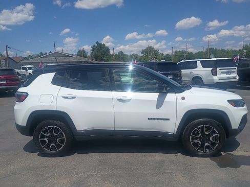 Used 2025 Jeep Compass Trailhawk AWD/4WD image 5