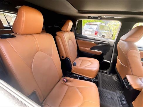 Used 2024 Toyota Highlander Platinum image 20