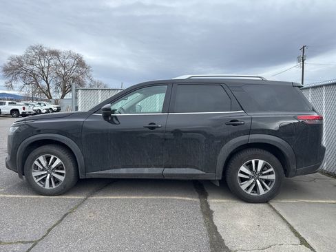 Used 2022 Nissan Pathfinder SL w/ Cargo Package image 8