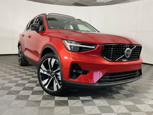 Certified 2025 Volvo XC40 B5 Ultra AWD/4WD image 44
