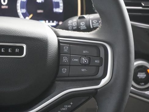 Used 2023 Jeep Wagoneer 4WD w/ Premium Group I image 17