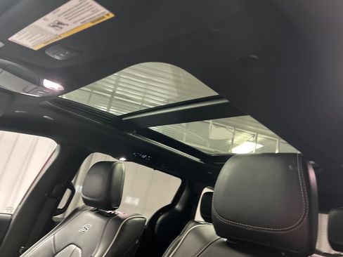 Used 2025 Chrysler Pacifica Premium FWD image 23