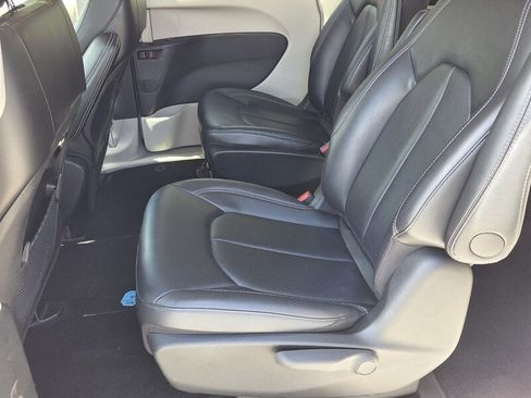Certified 2024 Chrysler Pacifica Limited FWD image 10