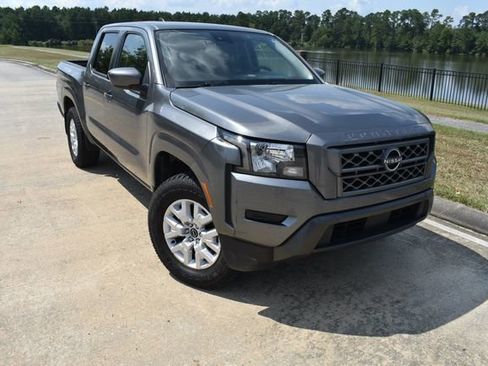 Used 2022 Nissan Frontier SV image 2