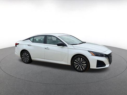 Used 2025 Nissan Altima 2.5 SV image 2