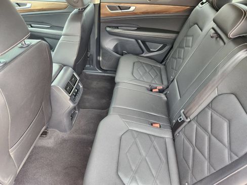 Used 2025 Volkswagen Atlas SE FWD image 37