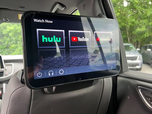 Used 2024 GMC Yukon SLT w/ SLT Luxury Package image 34