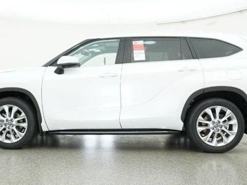 New 2026 Toyota Highlander AWD image 18