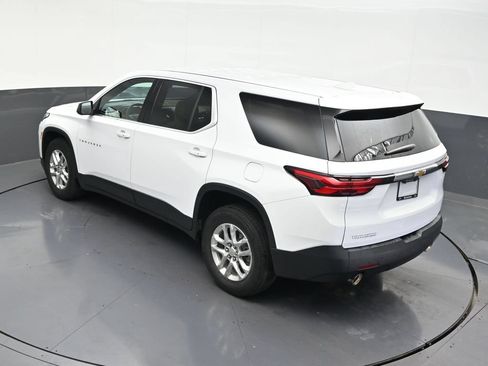 Used 2022 Chevrolet Traverse LS FWD image 17