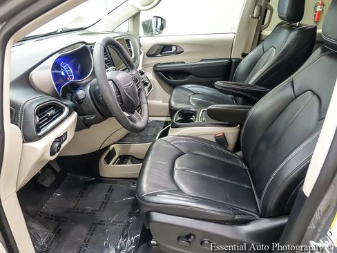 Used 2022 Chrysler Pacifica Touring-L FWD image 10