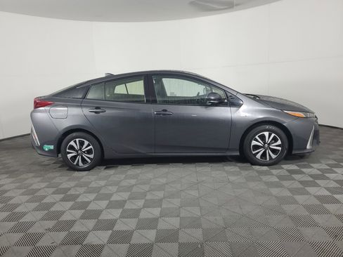 Used 2017 Toyota Prius Prime Advanced image 3