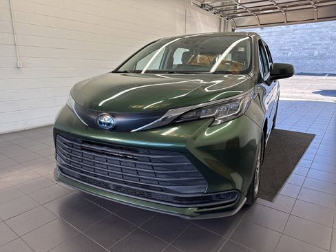 Certified 2021 Toyota Sienna LE image 3