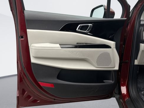 Used 2024 Kia Carnival EX image 9