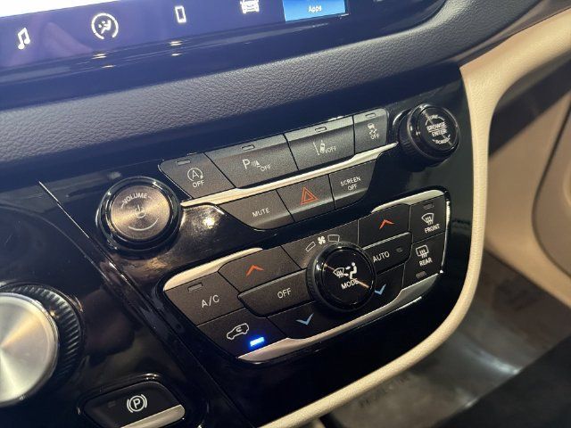 Used 2024 Chrysler Pacifica Touring-L FWD image 30