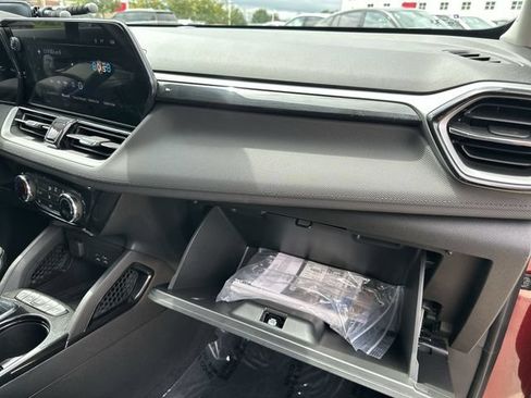 Used 2024 Chevrolet TrailBlazer LT w/ LT Cold Weather Package FWD image 30