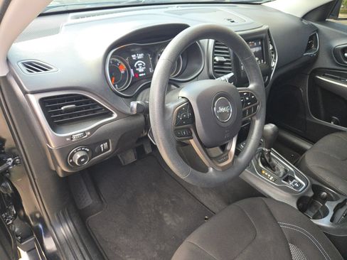 Used 2019 Jeep Cherokee Latitude w/ Popular Appearance Group FWD image 10