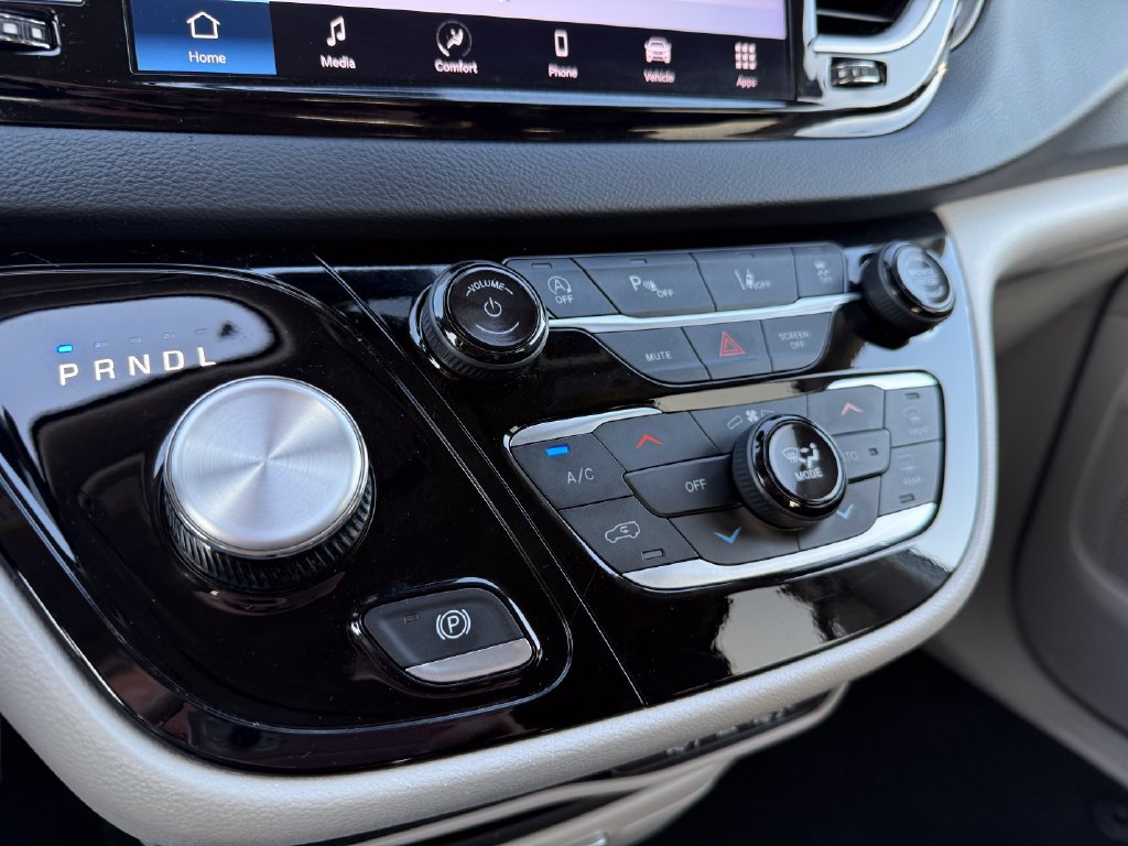 Used 2024 Chrysler Pacifica Touring-L FWD image 27