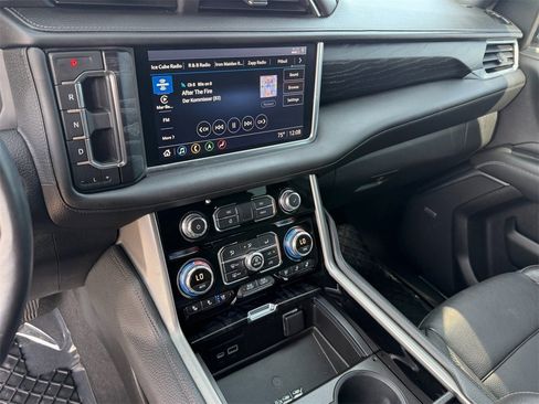 Used 2021 GMC Yukon XL Denali w/ Denali Premium Package image 27