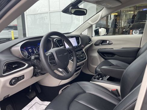 Used 2024 Chrysler Pacifica Touring-L image 48
