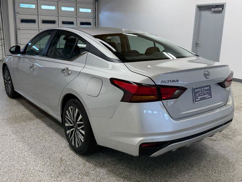 Used 2025 Nissan Altima 2.5 SV FWD image 2