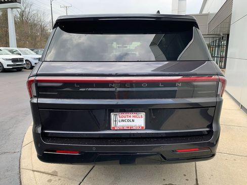 Certified 2025 Lincoln Navigator Reserve AWD/4WD image 4