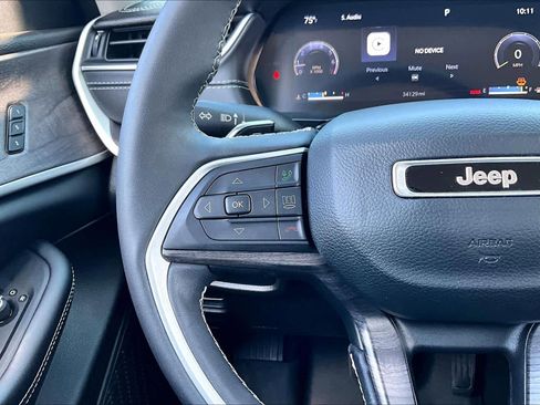 Used 2023 Jeep Grand Cherokee Limited w/ Luxury Tech Group II AWD/4WD image 24
