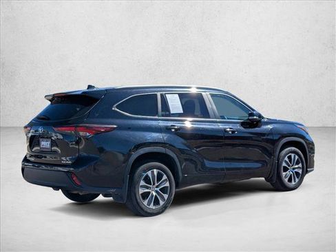 Used 2024 Toyota Highlander XLE image 5