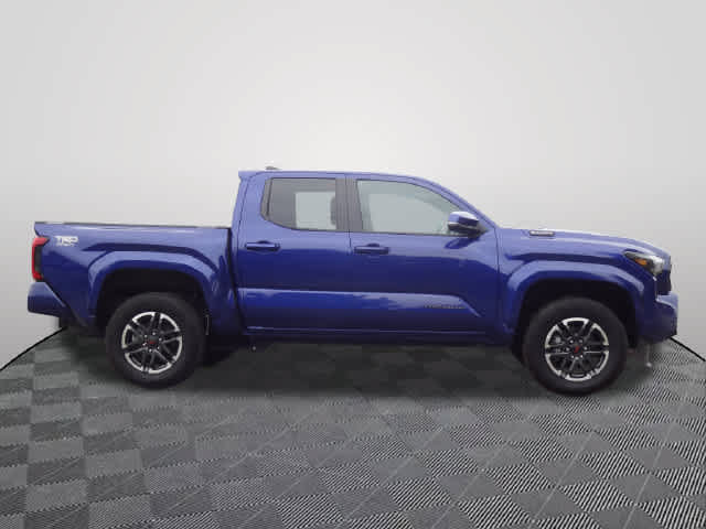 Used 2025 Toyota Tacoma TRD Sport w/ TRD Sport Upgrade Package AWD/4WD image 4