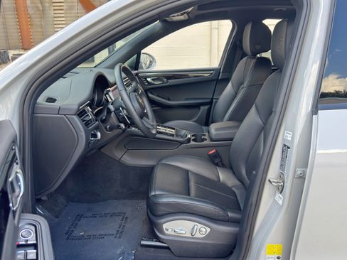Used 2025 Porsche Macan AWD/4WD image 17