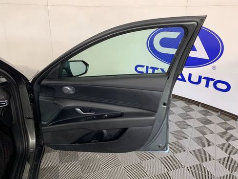 Used 2025 Hyundai Elantra SE FWD image 38