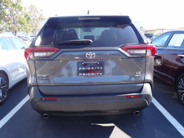 Used 2021 Toyota RAV4 LE AWD/4WD image 5