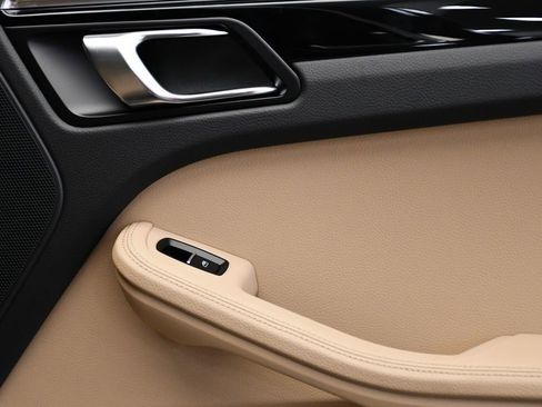 Certified 2025 Porsche Macan image 51