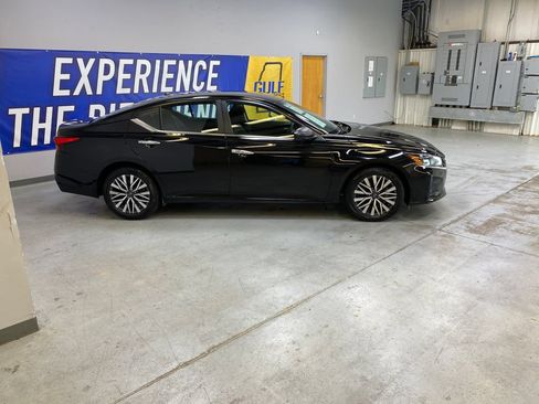 Used 2025 Nissan Altima 2.5 SV FWD image 8