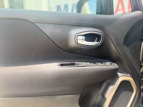 Used 2017 Jeep Renegade Latitude FWD image 39