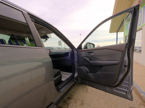 Used 2023 Nissan Rogue SV image 16