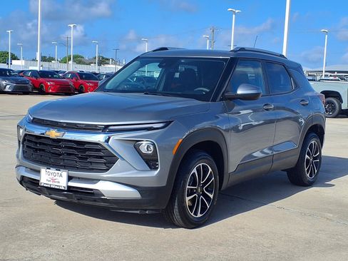 Used 2025 Chevrolet TrailBlazer LT AWD/4WD image 3