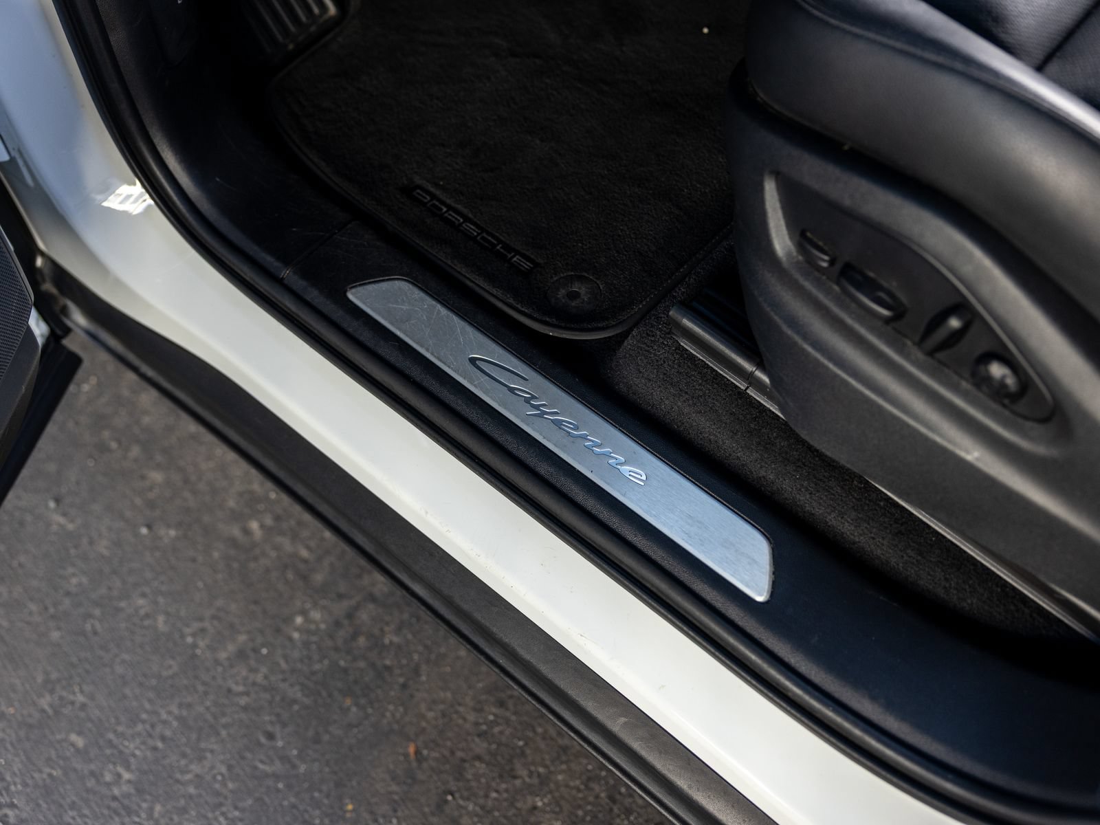 Certified 2024 Porsche Cayenne AWD/4WD image 37