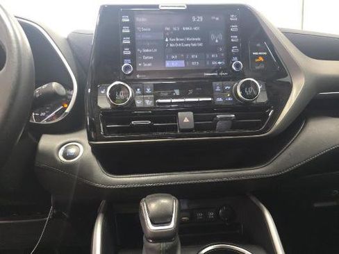 Used 2021 Toyota Highlander XLE FWD image 10