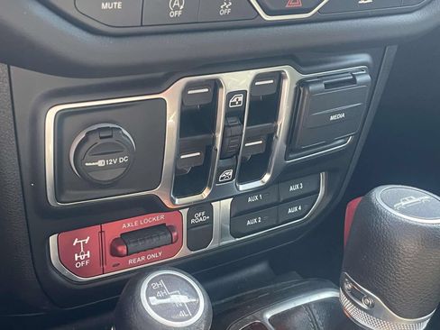 Used 2024 Jeep Gladiator Mojave w/ Convenience Group AWD/4WD image 15