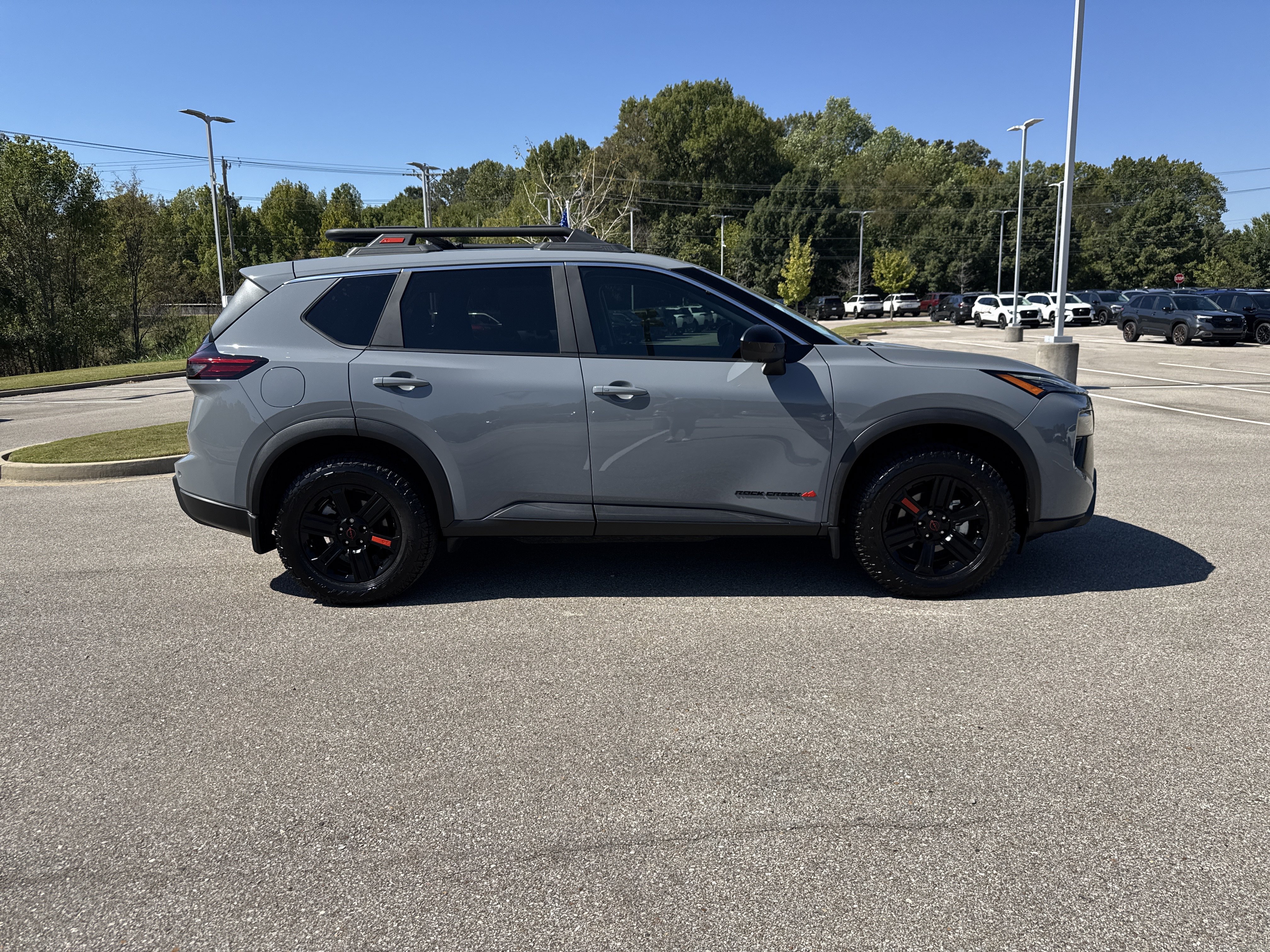 Used 2025 Nissan Rogue SV AWD/4WD image 2