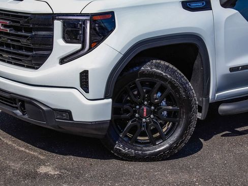 Used 2025 GMC Sierra 1500 Elevation image 42