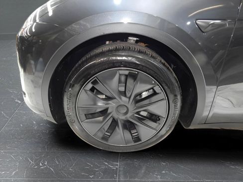 Used 2025 Tesla Model Y Long Range image 11