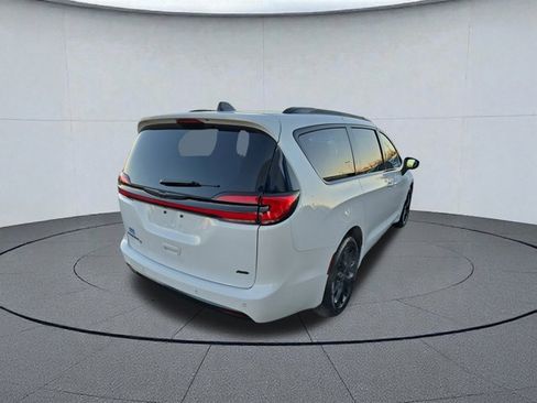 Used 2023 Chrysler Pacifica Touring-L w/ Uconnect Theater Family Group image 5