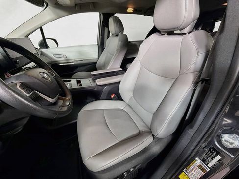 Used 2025 Toyota Sienna XLE FWD image 12