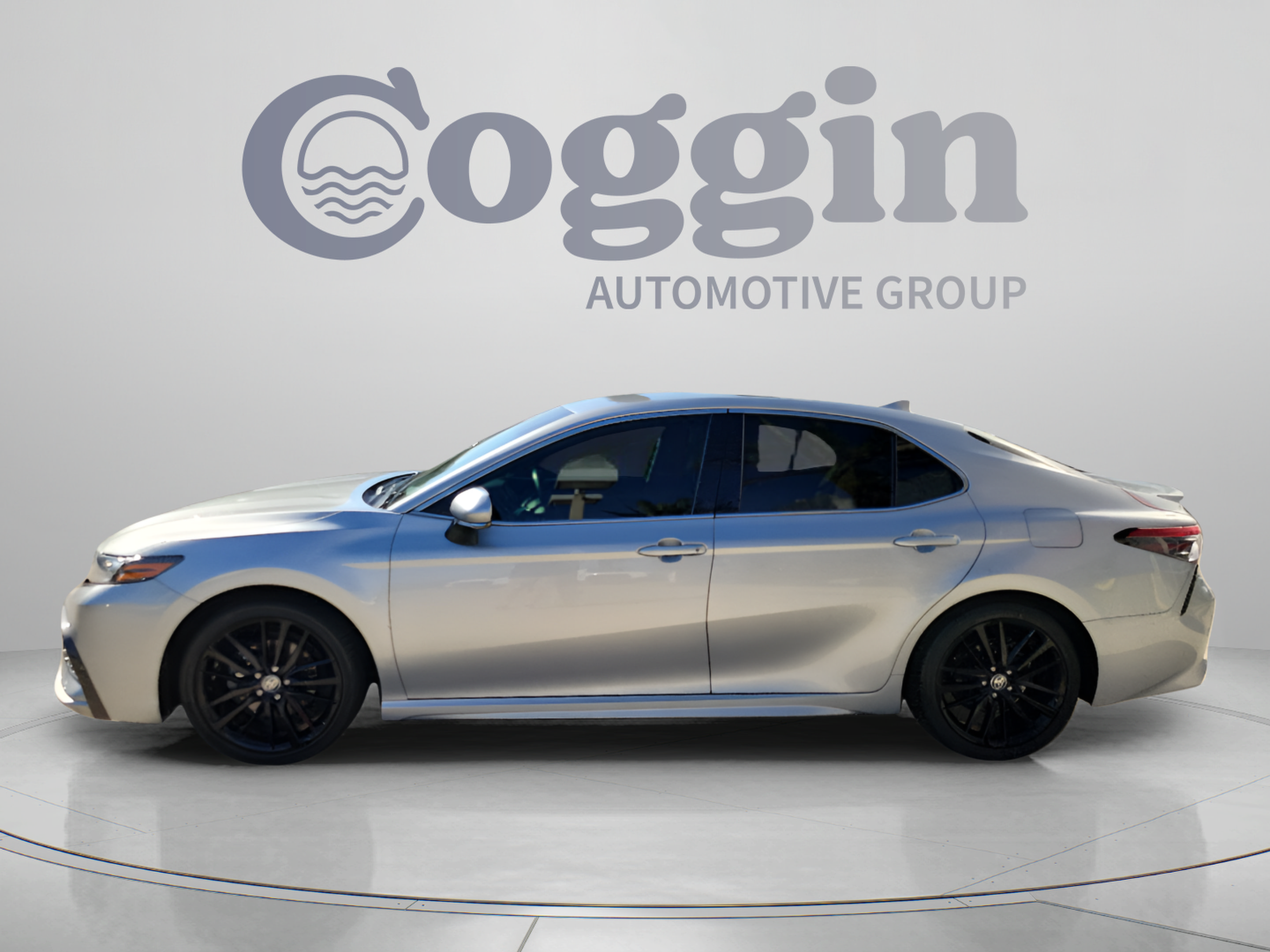 Used 2022 Toyota Camry XSE FWD image 2