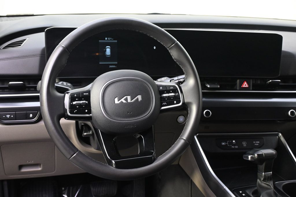Used 2025 Kia Carnival FWD image 12